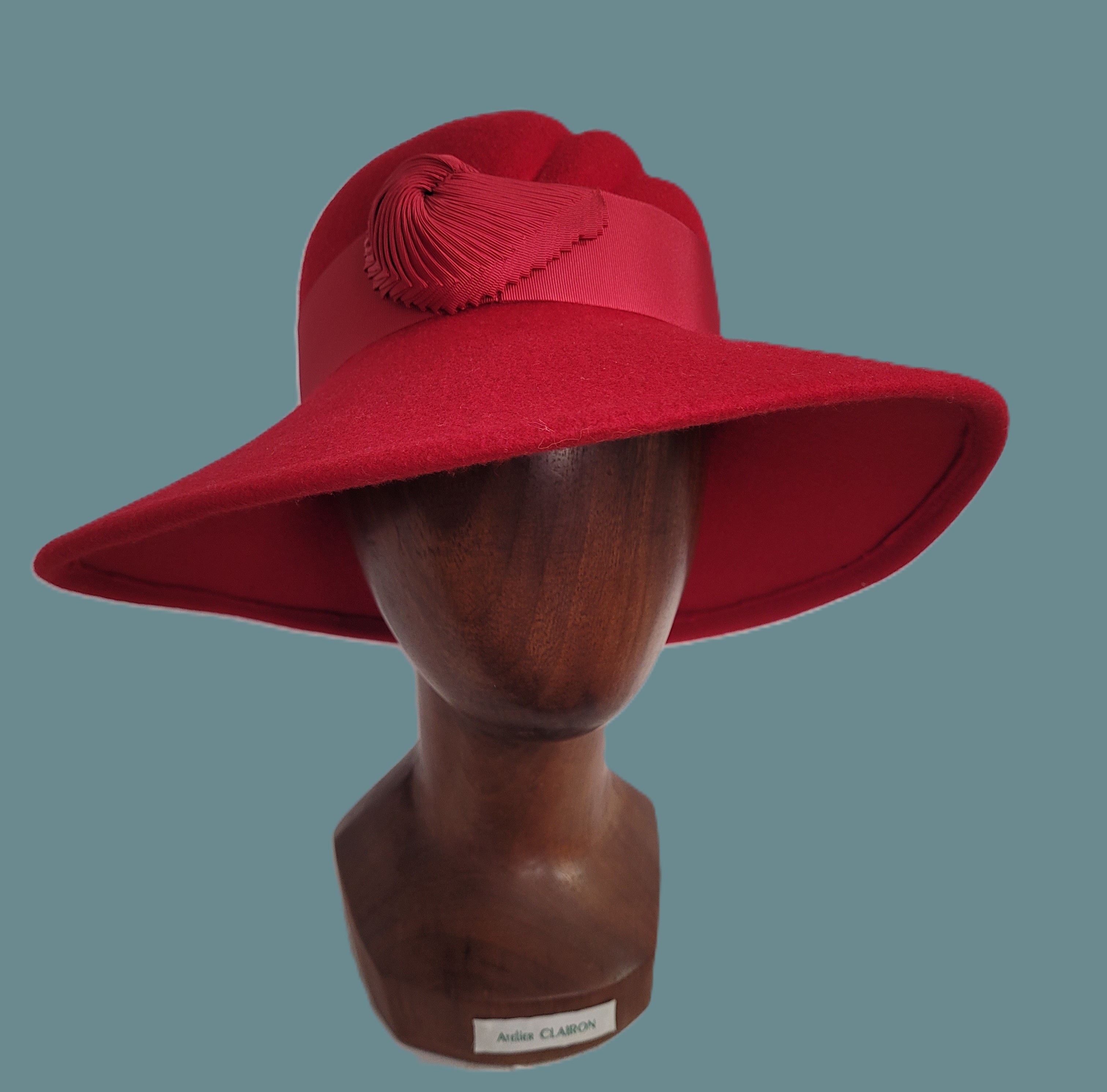 Capeline Plate en Buntal, bordée d'un riban de paille ton sur ton ornée d'une fleur en soie