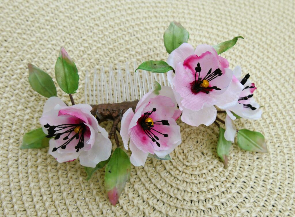 Peigne blanc de fleurs de cerisier en soie