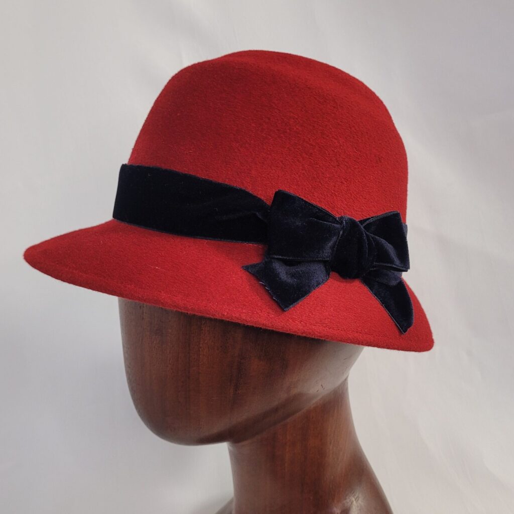 Cloche en feutre de poil velours et noeud bleu marine