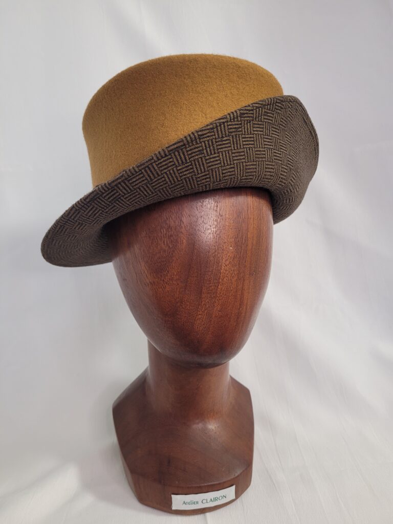 Chapeau de feutre bicolore asymetrique