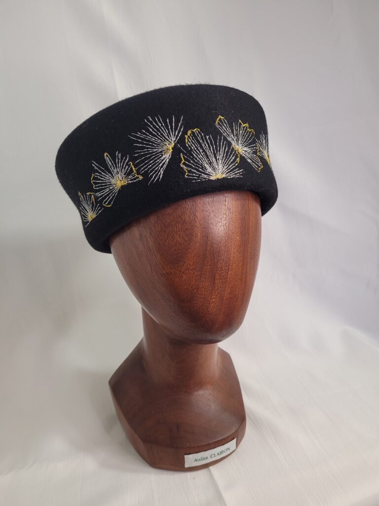 Toque en feutre de laine rebrodee main fils or et argent