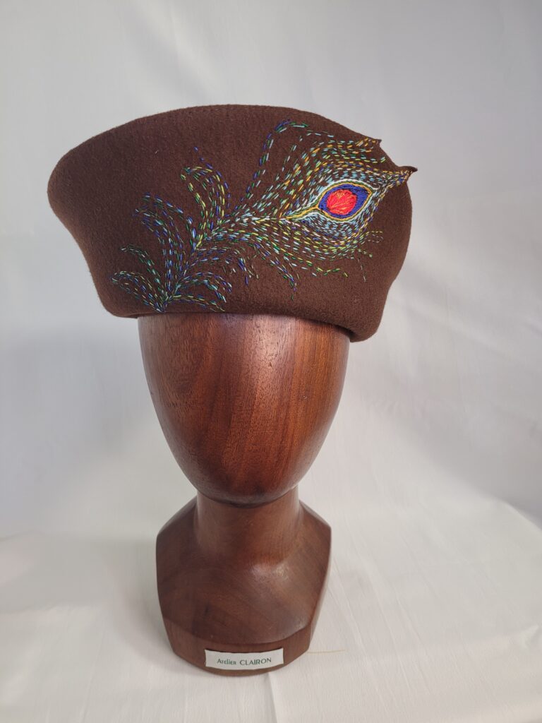 Chapeau facon toque en feutre de poil rebrode a la main